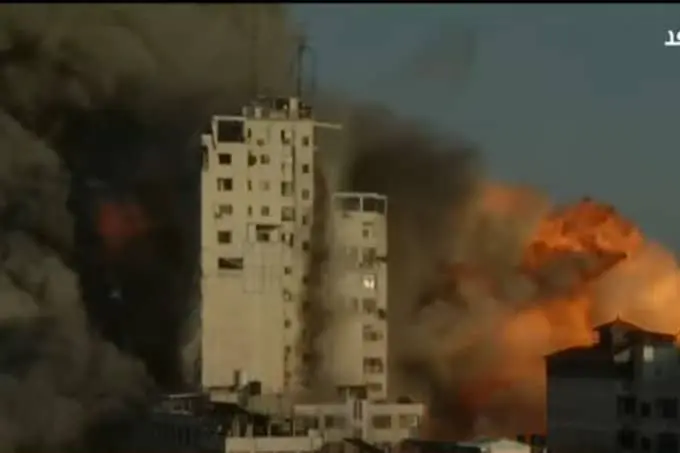 الطائرات الإسرائيلية تدمر برج الشروق بمدينة غزة