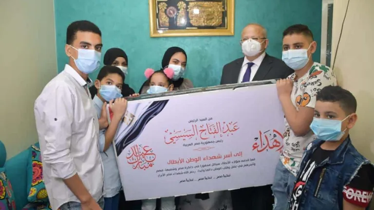 لتقديم هدايا الرئيس السيسى .. الخشت يزور أسر شهداء جامعة القاهرة من القطاع الطبي بمنازلهم