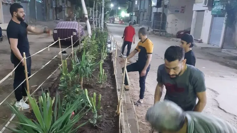 بالجهود الذاتية .. شباب منطقة الرضا يجملون شارع النزهة فى الحوامدية
