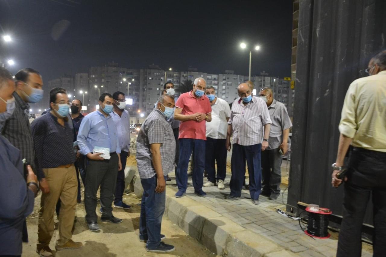 في الشارع حتي الصباح .. جولة تفقدية لمحافظ الجيزة بأحياء العمرانية والطالبية والهرم