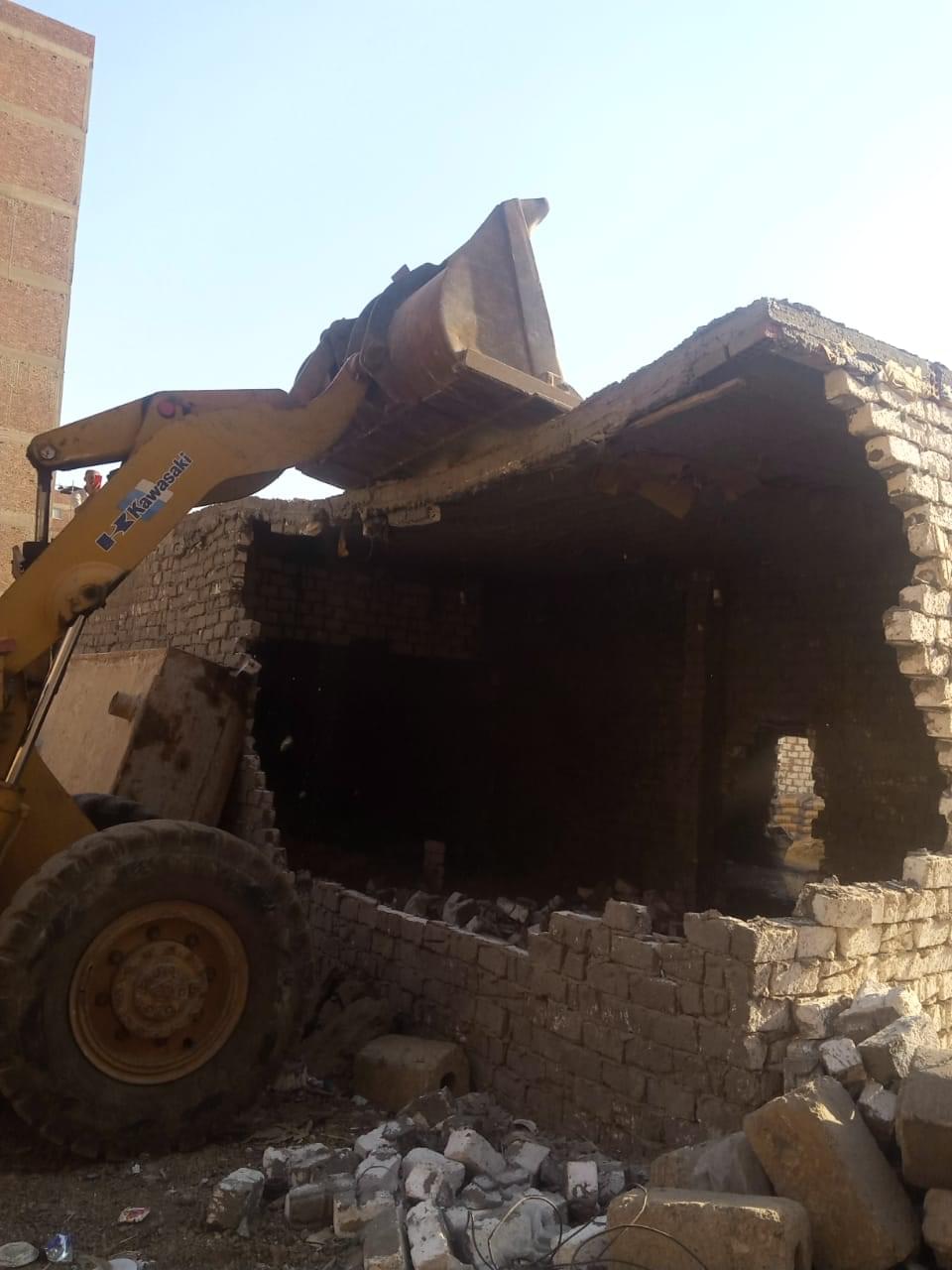 محافظ الجيزة يناشد المواطنين بالإلتزام بقرارات الدولة .. إزالة فورية لحالة بناء مخالف بشارع فرع والى بالمنيب