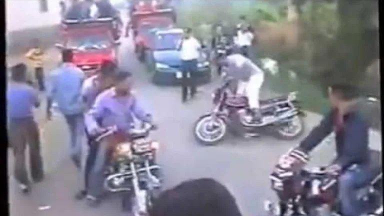 من حقك تفرح لكن من حقى ان اعبر الطريق .. القبض 17 شخصًا عطلوا حركة المرور بالجيزة فى "زفة فرح"