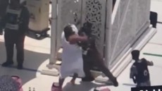 شاهد بالفيديو .. يدعى أنه المهدى المنتظر محاولا اقتحام منبر الحرم المكى .. التحقيقات تكشف “مفاجأة”