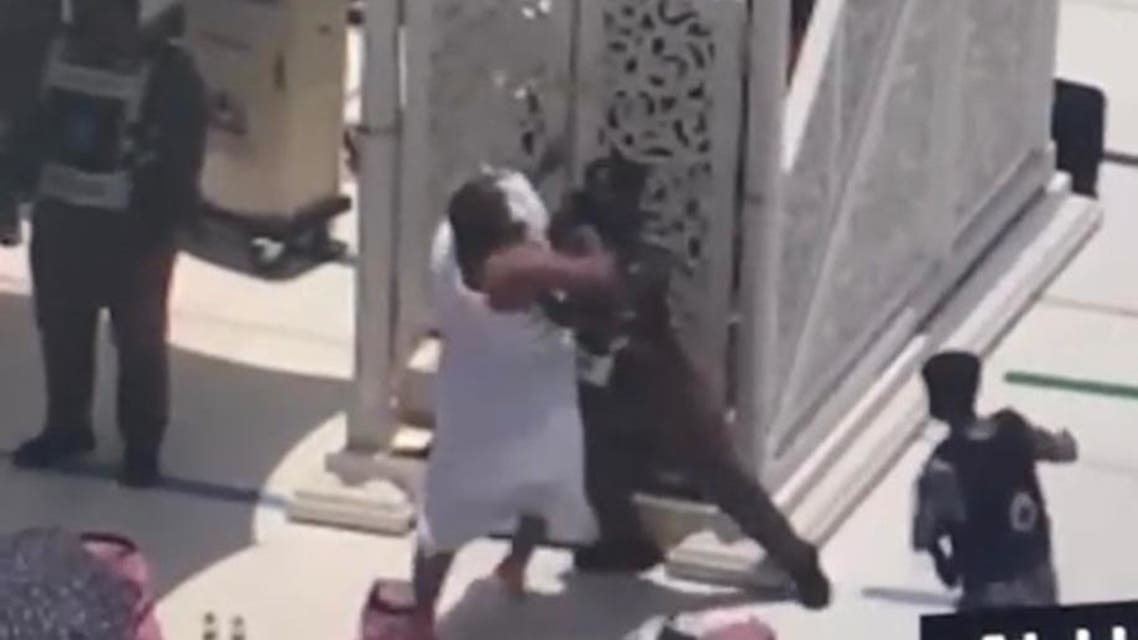 شاهد بالفيديو .. يدعى أنه المهدى المنتظر محاولا اقتحام منبر الحرم المكى .. التحقيقات تكشف “مفاجأة”