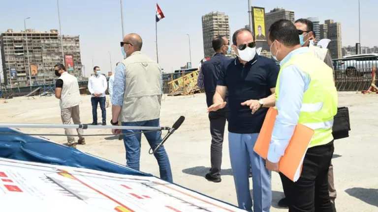 لهذه الأسباب .. السيسى يوقف موكبه بعدة مواقع إنشائية