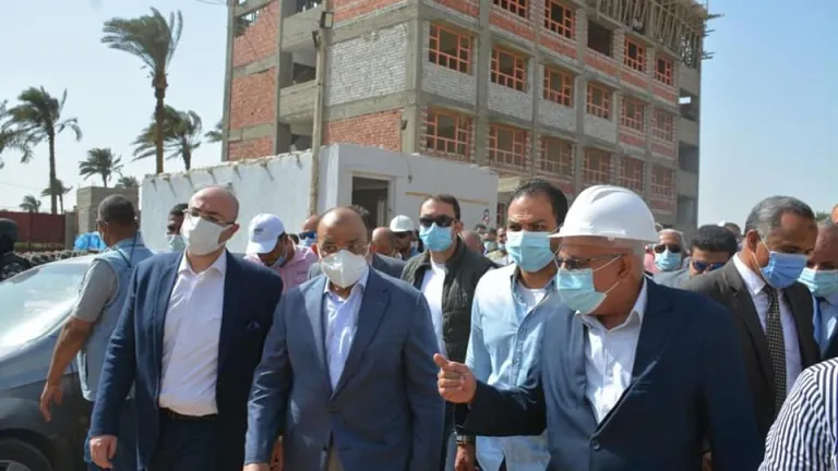 وزير التنمية المحلية يختتم زيارته لبني سويف بتفقد مشروع مجمع المدارس بقرية الرياض