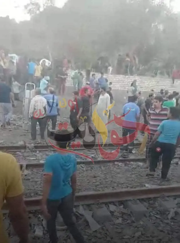 شاهد بالفيديو والصور .. مصرع وإصابة 30 أشخاص في حادث تصادم قطار بأتوبيس عمال بمنطقة حلوان