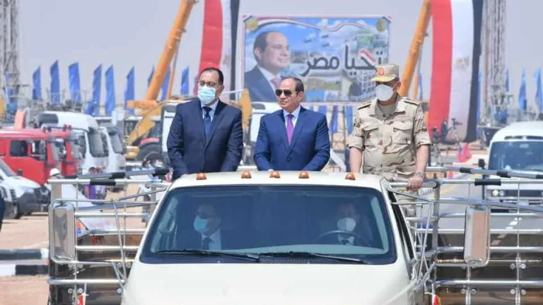 من أجل "حياة كريمة" .. السيسي يتفقد المعدات والمركبات المشاركة فى مبادرة تطوير قرى الريف المصرى