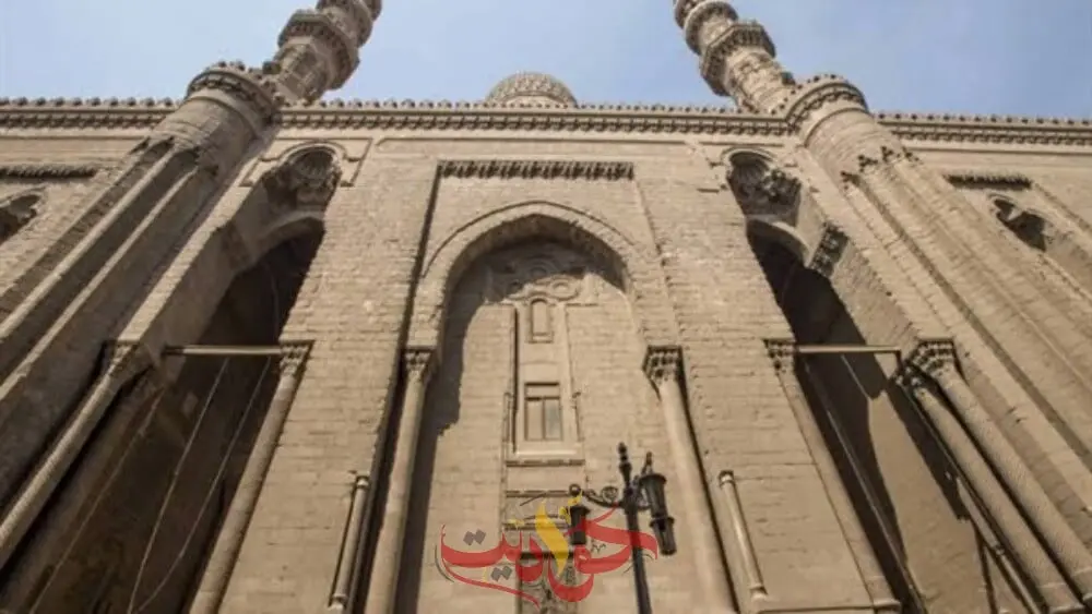 سقوط الغطاء الزجاجي لأحد أباليك الثريا النحاسية بمسجد الرفاعي الأثرى