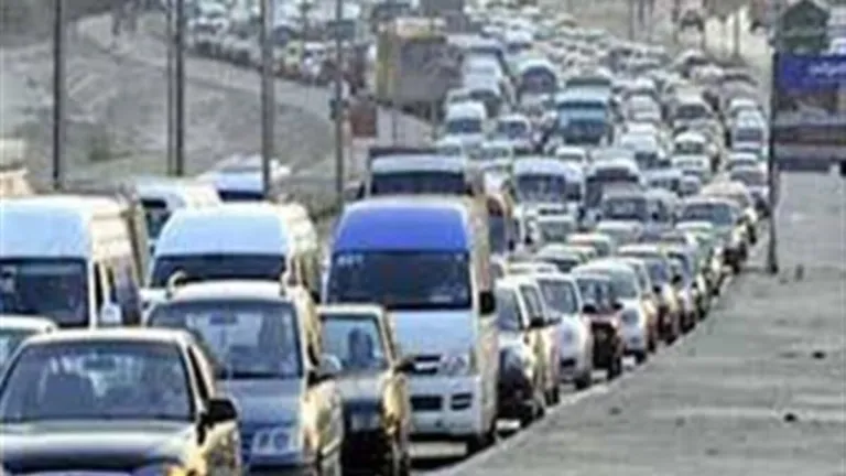 بسبب تصادم سيارتين أعلى الطريق الدائري بمنطقة كورنيش النيل كثافات مرورية اتجاه المريوطية