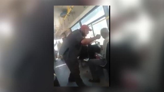 بالفيديو.. كمسري يهين مسنا داخل أتوبيس نقل عام