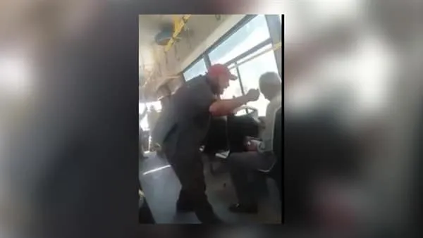 بالفيديو.. كمسري يهين مسنا داخل أتوبيس نقل عام