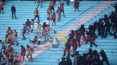 قبل المباراه المرتقبة .. اشتباكات عنيفة بين الأمن التونسي وجماهير الترجي في المدرجات (صور)