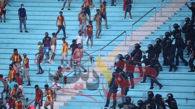 قبل المباراه المرتقبة .. اشتباكات عنيفة بين الأمن التونسي وجماهير الترجي في المدرجات (صور)