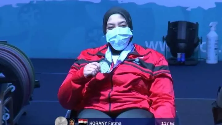 فاطمة عليان بنت الصف تفوز بالميدالية الفضية في بطولة كأس العالم لرفع الأثقال بدبي