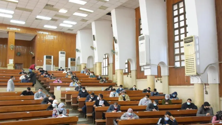 لحظة بلحظة .. الخشت يتابع سير الامتحانات بكليات جامعة القاهرة