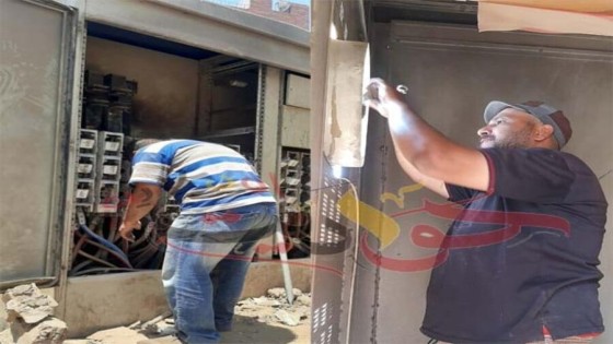 شاهد بالصور .. من قلب الحدث: فنيين الكهرباء يعملون على قدماً وساق لإصلاح المحول بمنطقة مسجد السلام فى الحوامدية