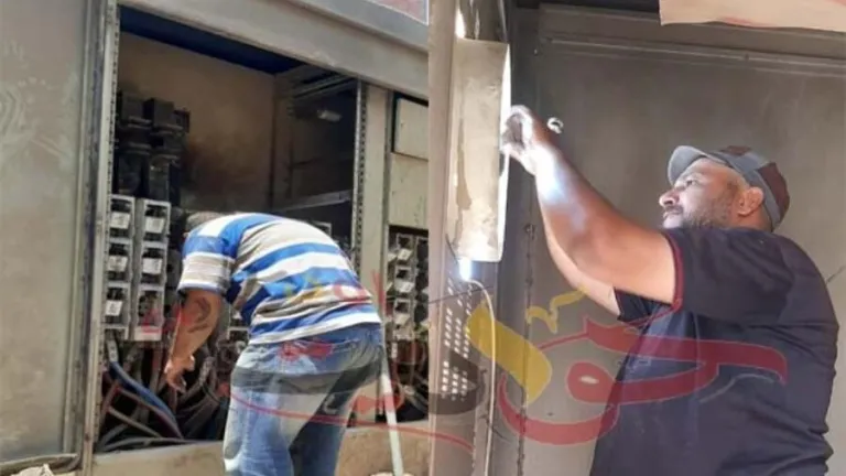 شاهد بالصور .. من قلب الحدث: فنيين الكهرباء يعملون على قدماً وساق لإصلاح المحول بمنطقة مسجد السلام فى الحوامدية