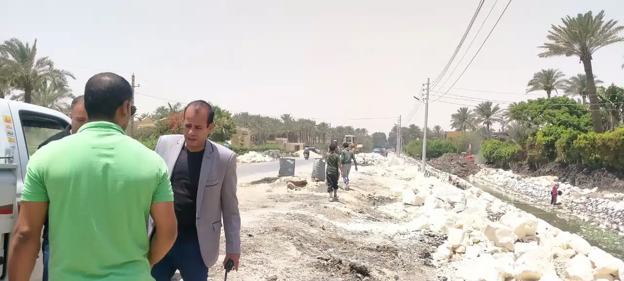 ابو شنب يتفقد أعمال تبطين ترعة طريق سقارة السياحى (صور)