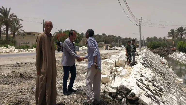 ابو شنب يتفقد أعمال تبطين ترعة طريق سقارة السياحى (صور)