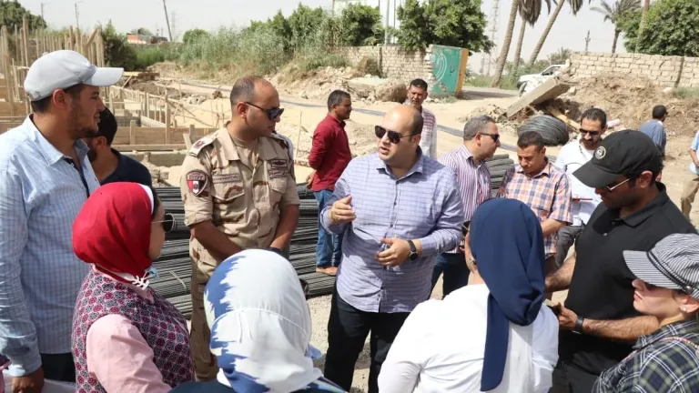 شاهد بالصور .. نائب محافظ الجيزة ومساعد وزير الدفاع يتواجدان ميدانيا بالصف