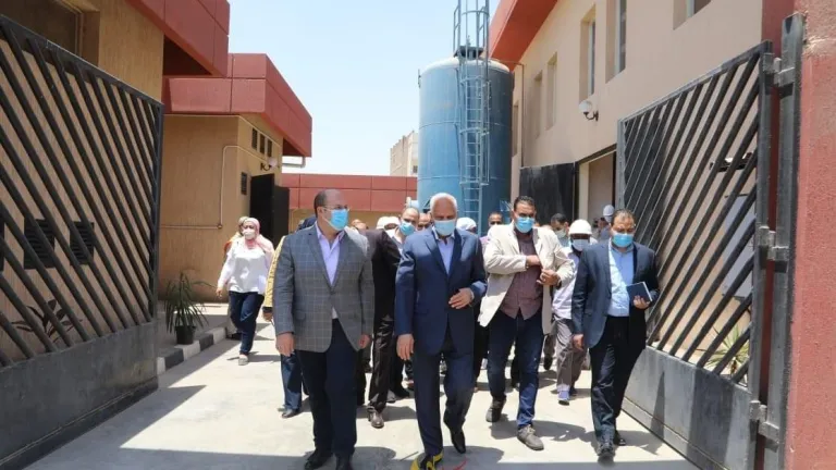 خلال افتتاحه لمحطة وخزان مياه بقرى كرداسة .. محافظ الجيزة يلقتى بعدد من المواطنين ويوجه المسئولين بحل شكواهم فوراً