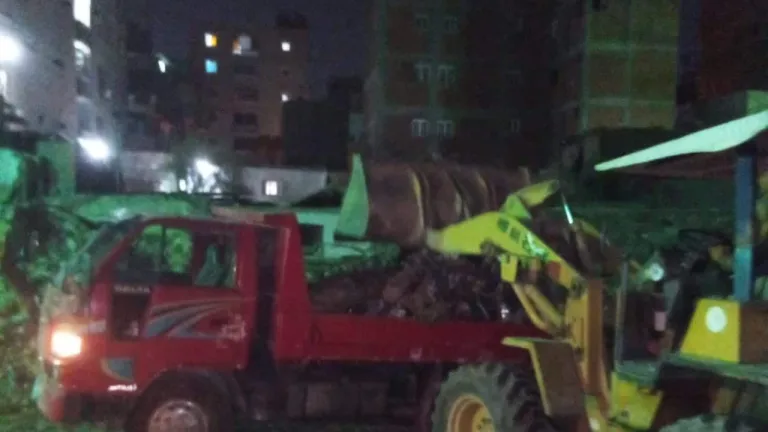 محافظ القاهرة : بدء رفع المخلفات والأتربة من الأراضي الفضاء بمنطقة باب زويلة تمهيدًا لتطويرها