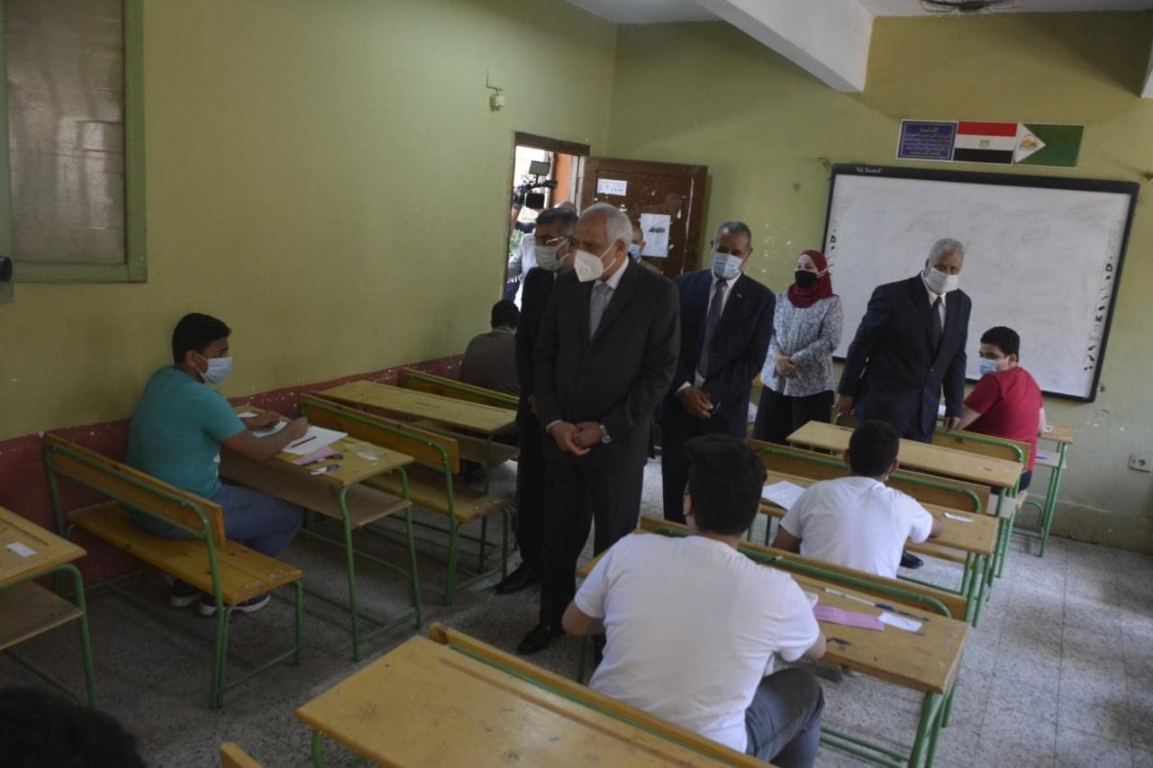 جولة تفقدية لمحافظ الجيزة لمتابعة لجان إمتحانات الشهادة الاعدادية .. يشدد على وجود طبيب أو زائرة صحية بكل مدرسة (صور)