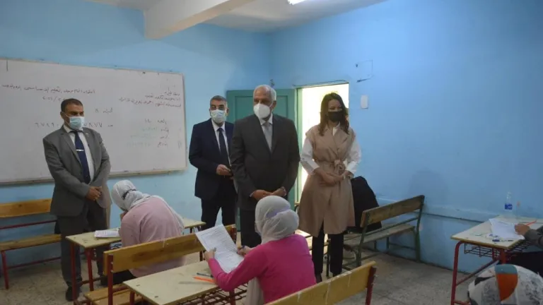 جولة تفقدية لمحافظ الجيزة لمتابعة لجان إمتحانات الشهادة الاعدادية .. يشدد على وجود طبيب أو زائرة صحية بكل مدرسة (صور)