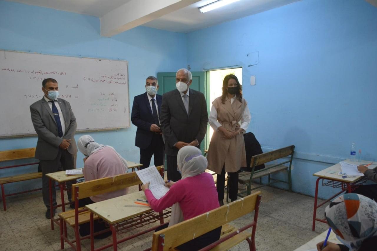 جولة تفقدية لمحافظ الجيزة لمتابعة لجان إمتحانات الشهادة الاعدادية .. يشدد على وجود طبيب أو زائرة صحية بكل مدرسة (صور)