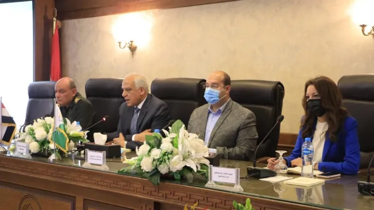 من أجل متابعة تنفيذ مشروعات مبادرة "حياة كريمة" .. محافظ الجيزة يعقد اجتماعاً موسعاً .. يُكلف بحصر الأسواق ومواقف السيارات العشوائية بالقرى لكى يتم تطويرها