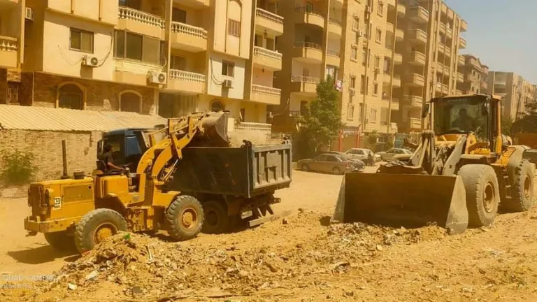رفع ٥٠٠ طن مخلفات من أراضى فضاء بمنطقة هضبة الأهرام فى الجيزة