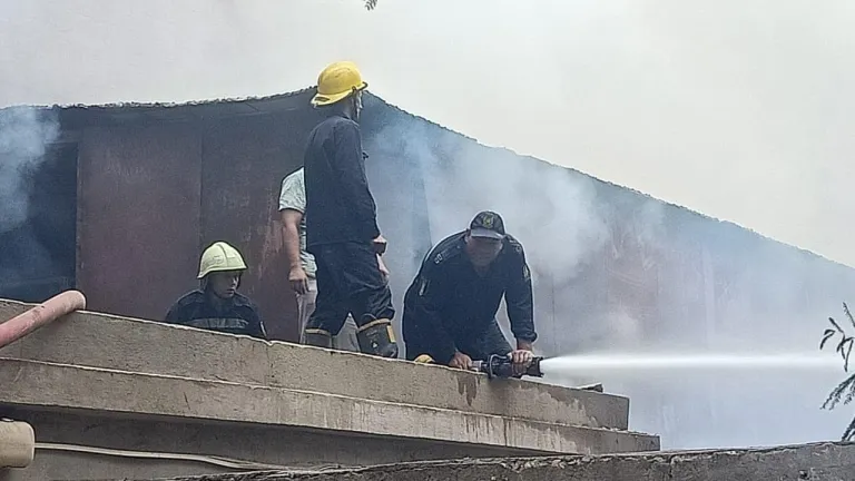 ننشر التفاصيل الكاملة لحريق مبنى مجلس الدولة .. 75 رجلا من قوات الدفاع المدني بالجيزة يحاولون اخماد الحريق .. النيران تلتهم البدروم والطابقي الأرضي والأول مرتفع