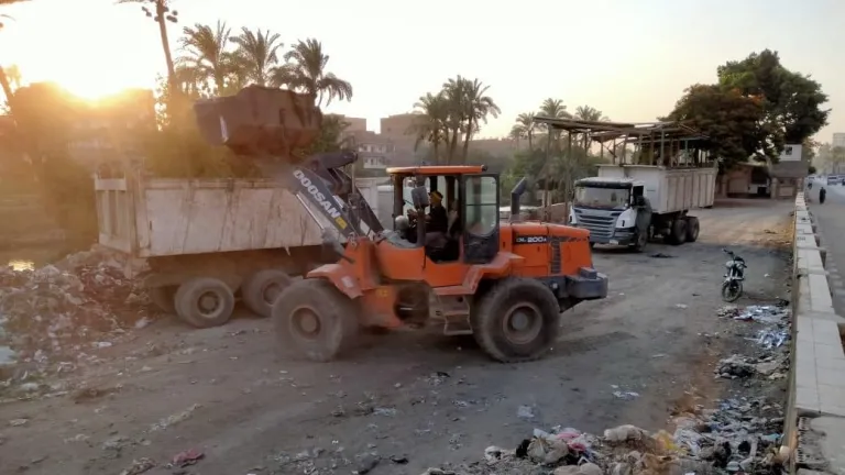 رفع ١٨٠ طن مخلفات رتش ومباني بجوار وحدة تراخيص المرور فى الحوامدية