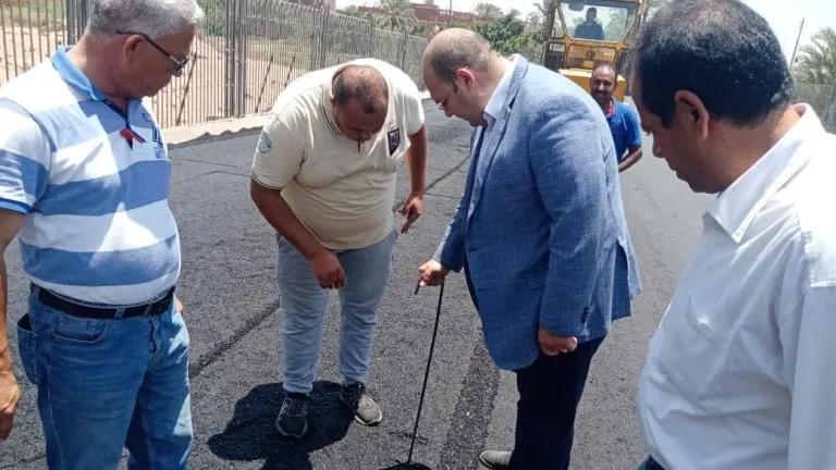 بالصور| جولة ميدانية لنائب محافظ الجيزة بالبدرشين .. يُحدث تصرفاً غريباً لم يعتاده المسئولين من قبل فما هو ؟