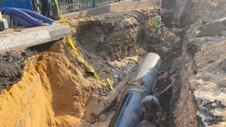 القاهرة: كسر مفاجئ على خط المياه الرئيسى بمحيط ميدان إبن الحكم