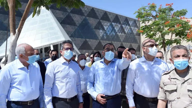 شاهد بالصور.. مدبولى فى الجيزة لمتابعة الموقف التنفيذي لمشروع المتحف المصري الكبير ومستجدات تطوير المنطقة المحيطة