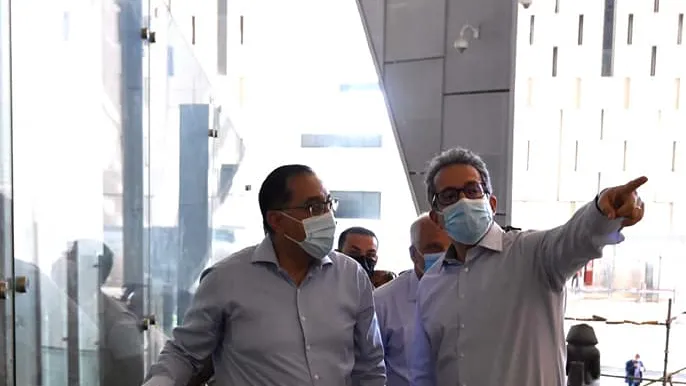 مدبولى يستمع لشرح وزير الاثار حول آخر مستجدات العمل الأثري والهندسي بالمتحف الكبير