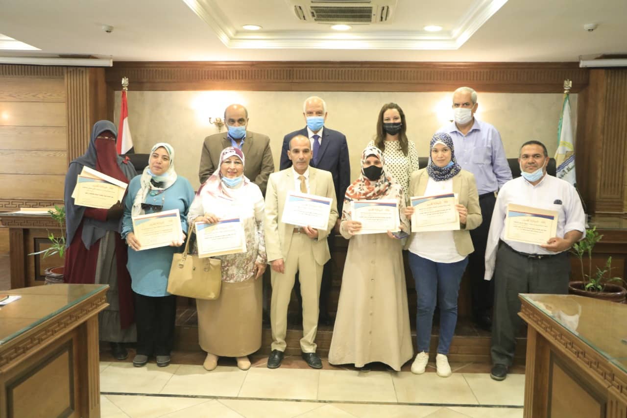 محافظة الجيزة يُكرم رئيس مدينة الحوامدية ومديرا إدارتى التخطيط والعقود