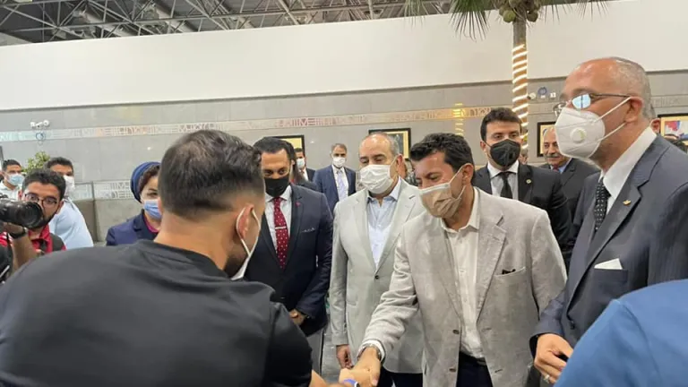 عقب تتويجهم بالبطولة العاشرة لدوري أبطال إفريقيا .. وزيرا الرياضة والطيران يستقبلان بعثة النادي الأهلي بمطار القاهرة