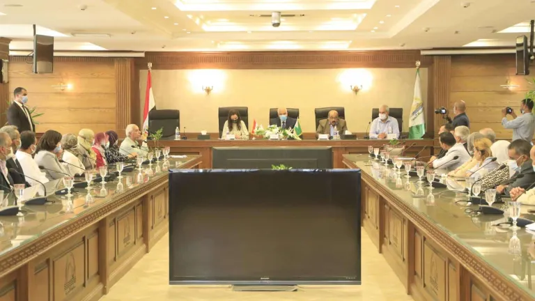 محافظ الجيزة يُكرم الحاصلين على دورة إعداد قادة المستقبل