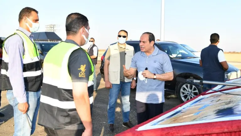 بالصور .. السيسي يتفقد مشروعات تطوير شبكة محاور وطرق الساحل الشمالي .. يعطى توجيهات هامة