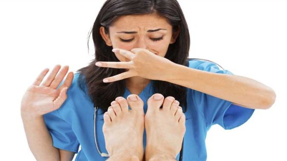 بهذه الطرق تجنب رائحة القدم الكريهه فى فصل الصيف