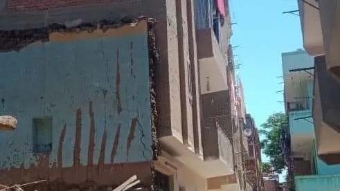 شاهد بالصور .. إنهيار عقار بالطوب اللبن فى قرية ام خنان بالحوامدية .. رئيس المدينة يتابع ميدانياً
