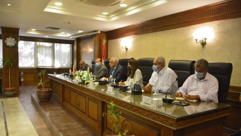 محافظ الجيزة يعطى توجيهات هامة بشأن امتحانات الثانوية العامة .. منها فحص كابلات الفايبر الخاصة بالانترنت فى المدارس