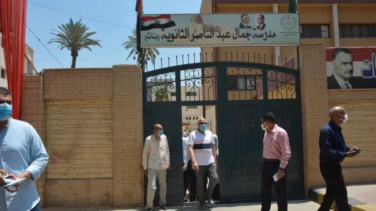 محافظ الجيزة يتفقد مدرستي جمال عبد الناصر والاورمان الثانوية للوقوف علي التجهيزات النهائية لأستقبال امتحانات الثانويه العامة
