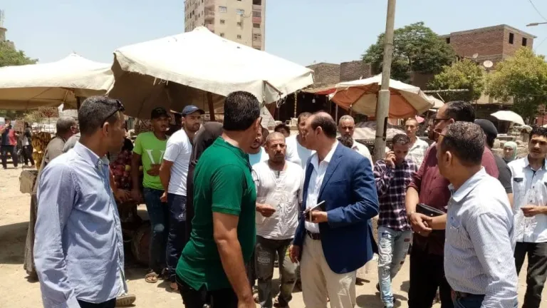لتقنين أوضاع الباعة الجائلين .. جولة ميدانية لرئيس حى جنوب الجيزة بميدان المنيب