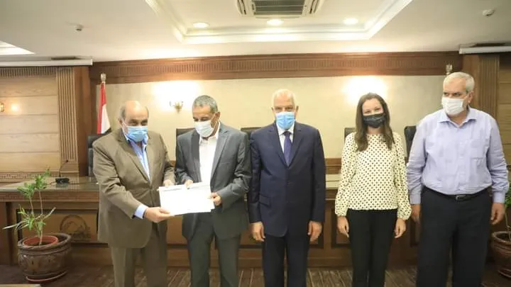 محافظة الجيزة يُكرم رئيس مدينة الحوامدية ومديرا إدارتى التخطيط والعقود