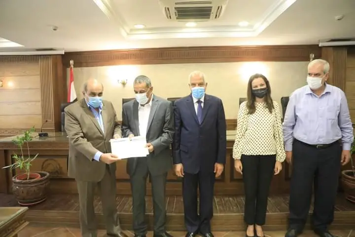 محافظة الجيزة يُكرم رئيس مدينة الحوامدية ومديرا إدارتى التخطيط والعقود