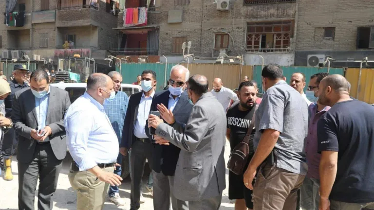 إنقاذ سيدة من اسفل الانقاض بعقار الوراق المنهار .. المحافظ يأمر بتقديم كافة الرعاية الصحية لها